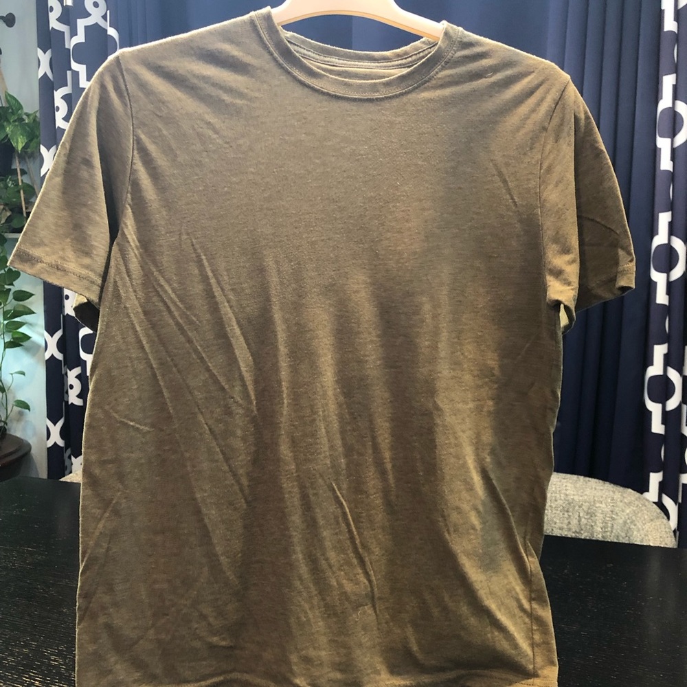 ❤️‍🔥2/$16❤️‍🔥 Men’s Military Green t-shirt (Medium)